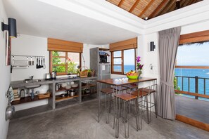 Minibar, brankas, dan didekorasi berbeda-beda