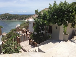 The Travelly House | Minibar, brankas, dan didekorasi berbeda-beda