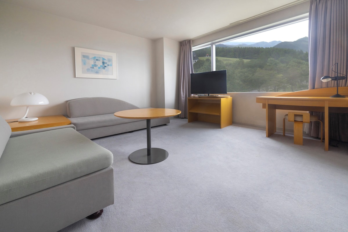 Premium Room, Multiple Beds | 1 bedroom, desk, blackout drapes, cribs/infant beds