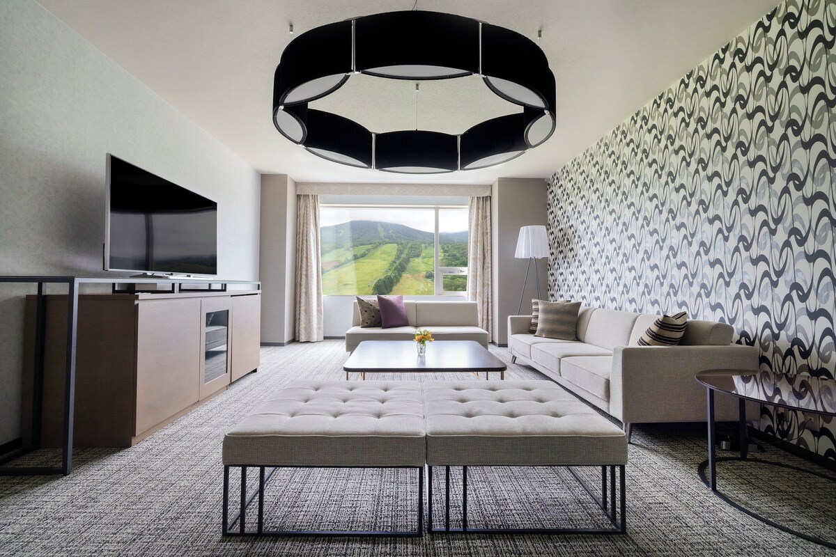 Suite, 2 habitaciones (High Floor) | 1 dormitorio, escritorio, cortinas opacas y wifi gratis