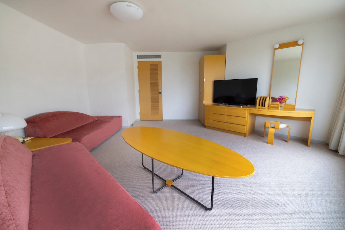 Suite, 1 Bedroom (High Floor) | 1 bedroom, desk, blackout drapes, free WiFi