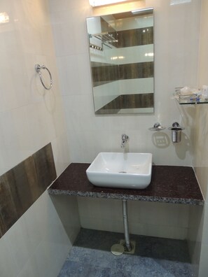 Ducha, artículos de tocador gratuitos, secador de pelo, toallas