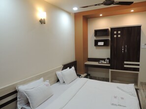Minibar, caja de seguridad en la habitación y escritorio