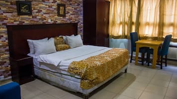 Habitación ejecutiva | Ropa de cama de alta calidad y caja de seguridad en la habitación