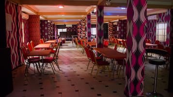 Se sirven desayunos, comidas, cenas y cocina local e internacional