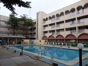 Piscine extérieure, cabanons gratuits, parasols de plage