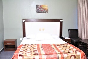 Egyptian cotton sheets, premium bedding, memory foam beds, minibar - Excellence Hotel (Lagos)