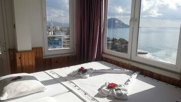 Familienzimmer, Meerblick | Schreibtisch, laptopgeeigneter Arbeitsplatz, kostenloses WLAN