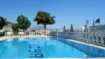 Utendørsbasseng, bassengparasoller og solsenger