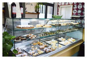 Una vitrina de panadería con diversas opciones de productos horneados.