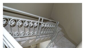 A staircase with white metal railings and marble steps. - B&B Stazione Dittaino (Assoro)