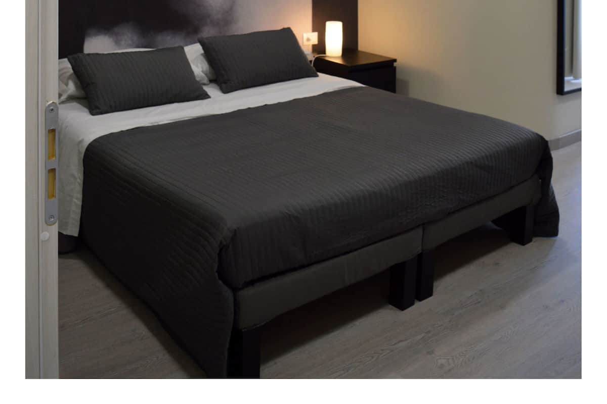 Dreibettzimmer, mit Bad, Hügelblick | Hochwertige Bettwaren, Schreibtisch, schallisolierte Zimmer