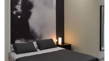Triple Room, Ensuite, Hill View | Premium bedding, desk, soundproofing, free cribs/infant beds