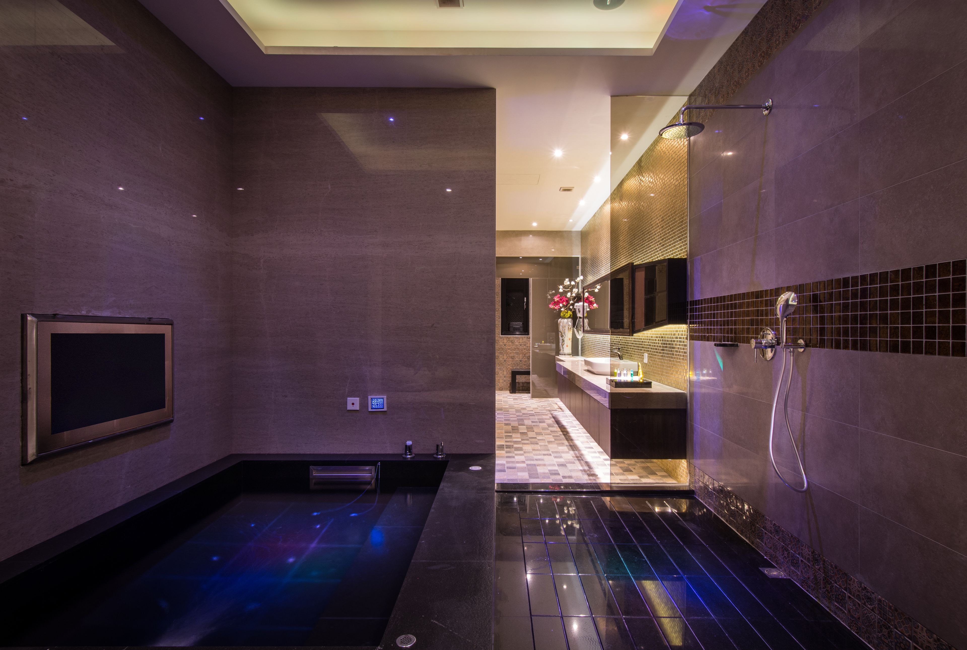 Luxury Double Room | Bathroom | Free toiletries, hair dryer, slippers, towels