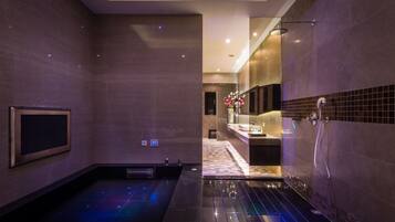 Luxury Double Room | Bathroom | Free toiletries, hair dryer, slippers, towels