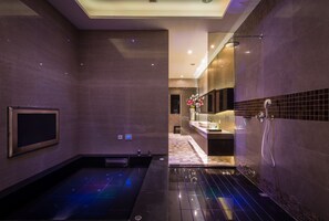 ラグジュアリー ダブルルーム | バスルーム | バスアメニティ (無料)、ヘアドライヤー��、スリッパ、タオル