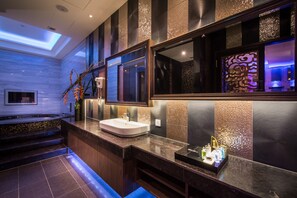 Comfort Double Room | Bathroom | Free toiletries, hair dryer, slippers, towels - Forbidden City Motel (Taichung)