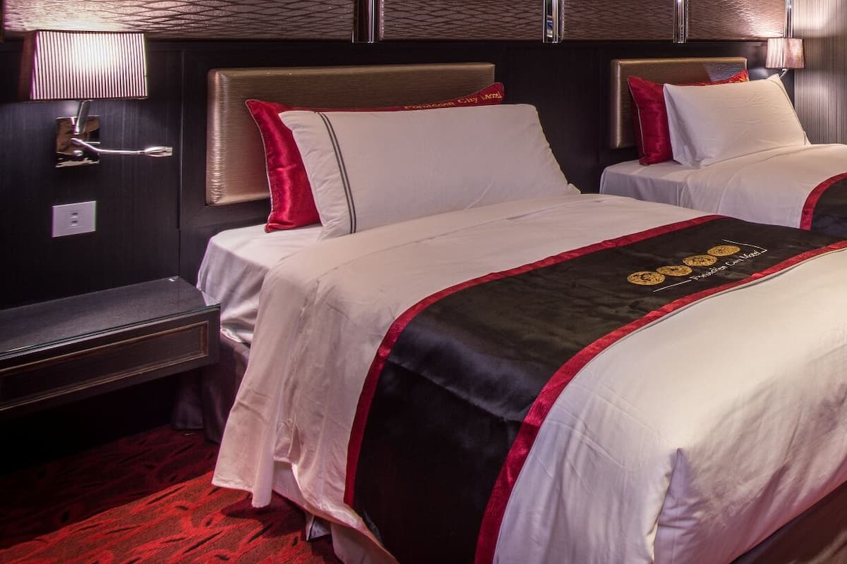Business Double Room | Down comforters, in-room safe, desk, blackout drapes