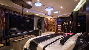 Down comforters, in-room safe, desk, blackout drapes