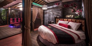 Down comforters, in-room safe, desk, blackout drapes - Forbidden City Motel (Taichung)
