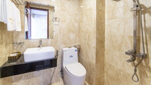 A bathroom with a sink, toilet, and shower. - May Beach Hotel (Da Nang)