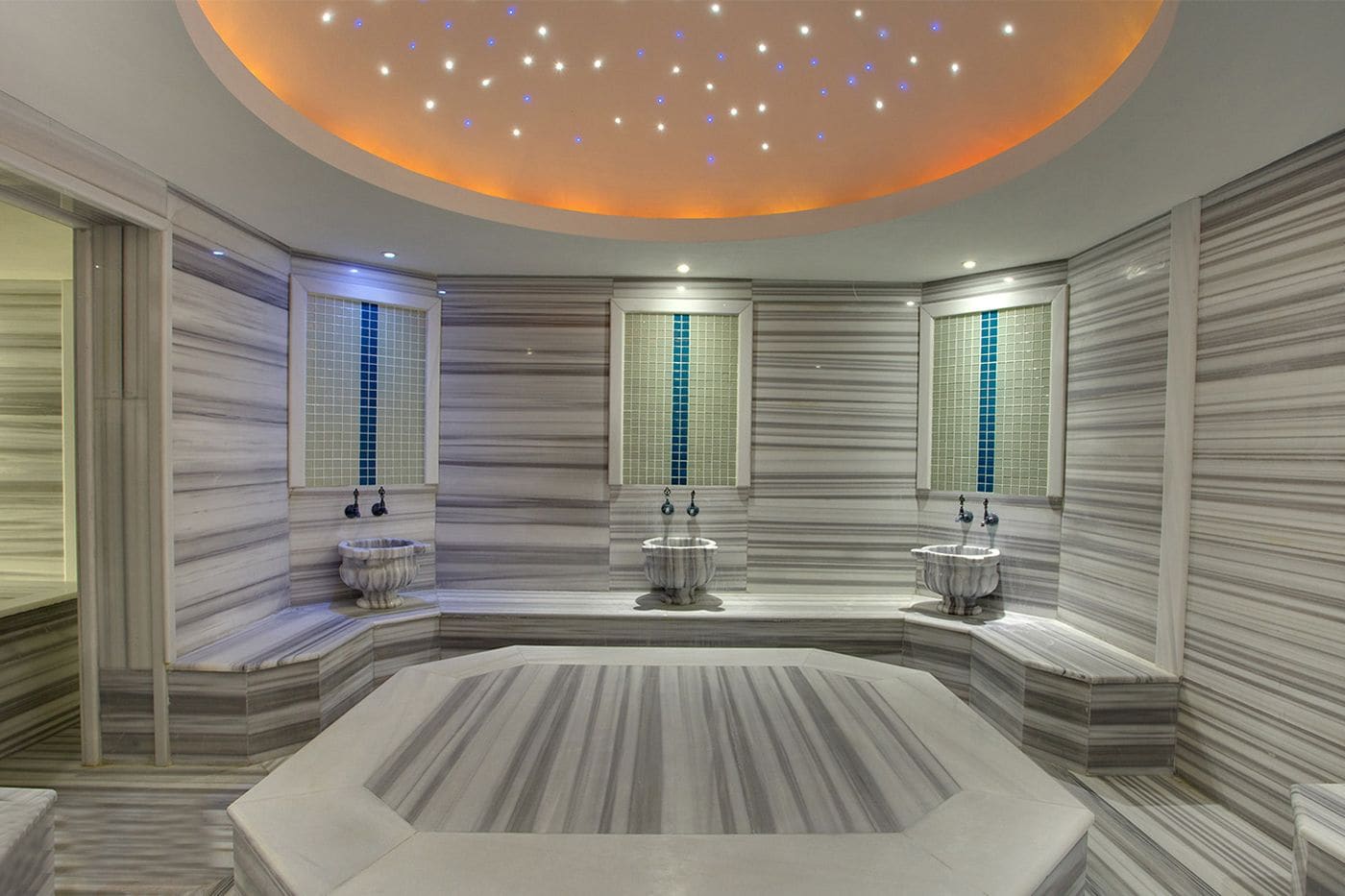 Een Turks bad/hammam, manicures en pedicures