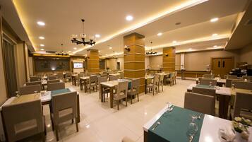 Café da manhã com buffet grátis todos os dias