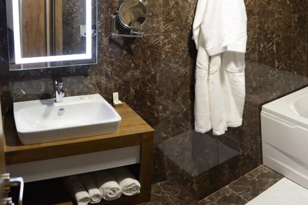 premier suite | bathroom | free toiletries, hair dryer, slippers, towels