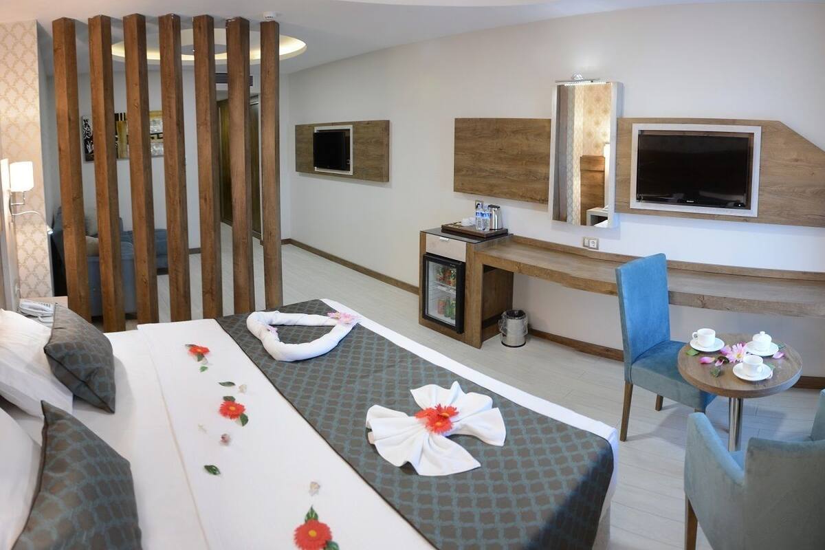 Suite – premier | Sengetøy av topp kvalitet, minibar, safe på rommet og skrivebord