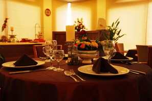 Se sirven desayunos, comidas y cocina internacional con vista al jardín