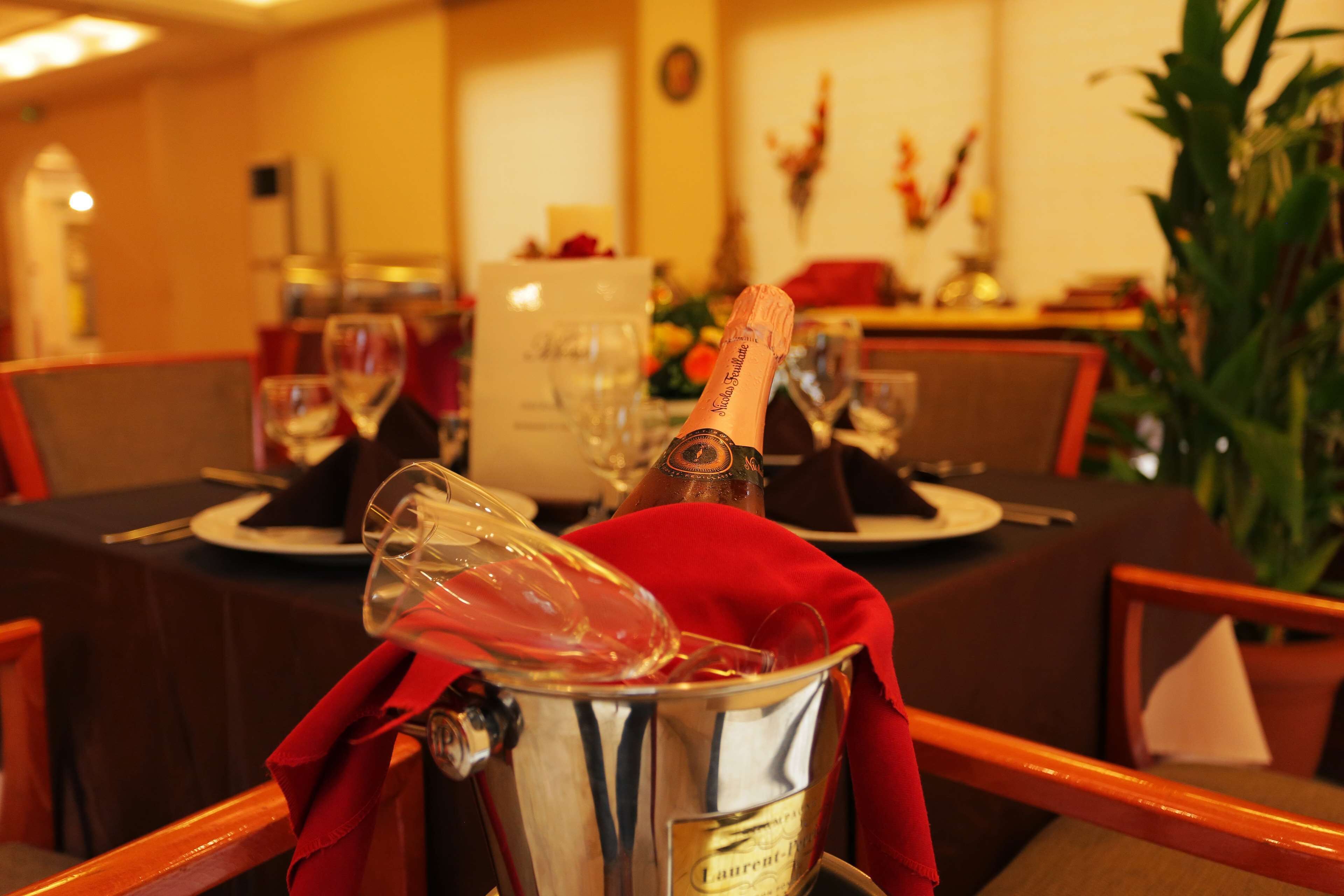 Petit déjeuner, déjeuner et dîner servis sur place, vue sur le jardin