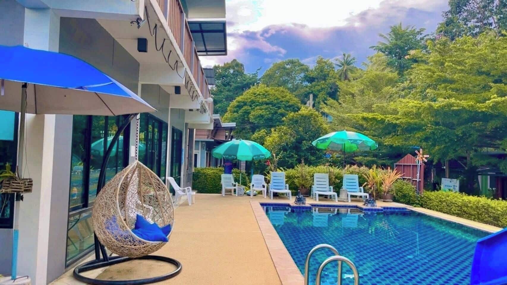 Una piscina al aire libre