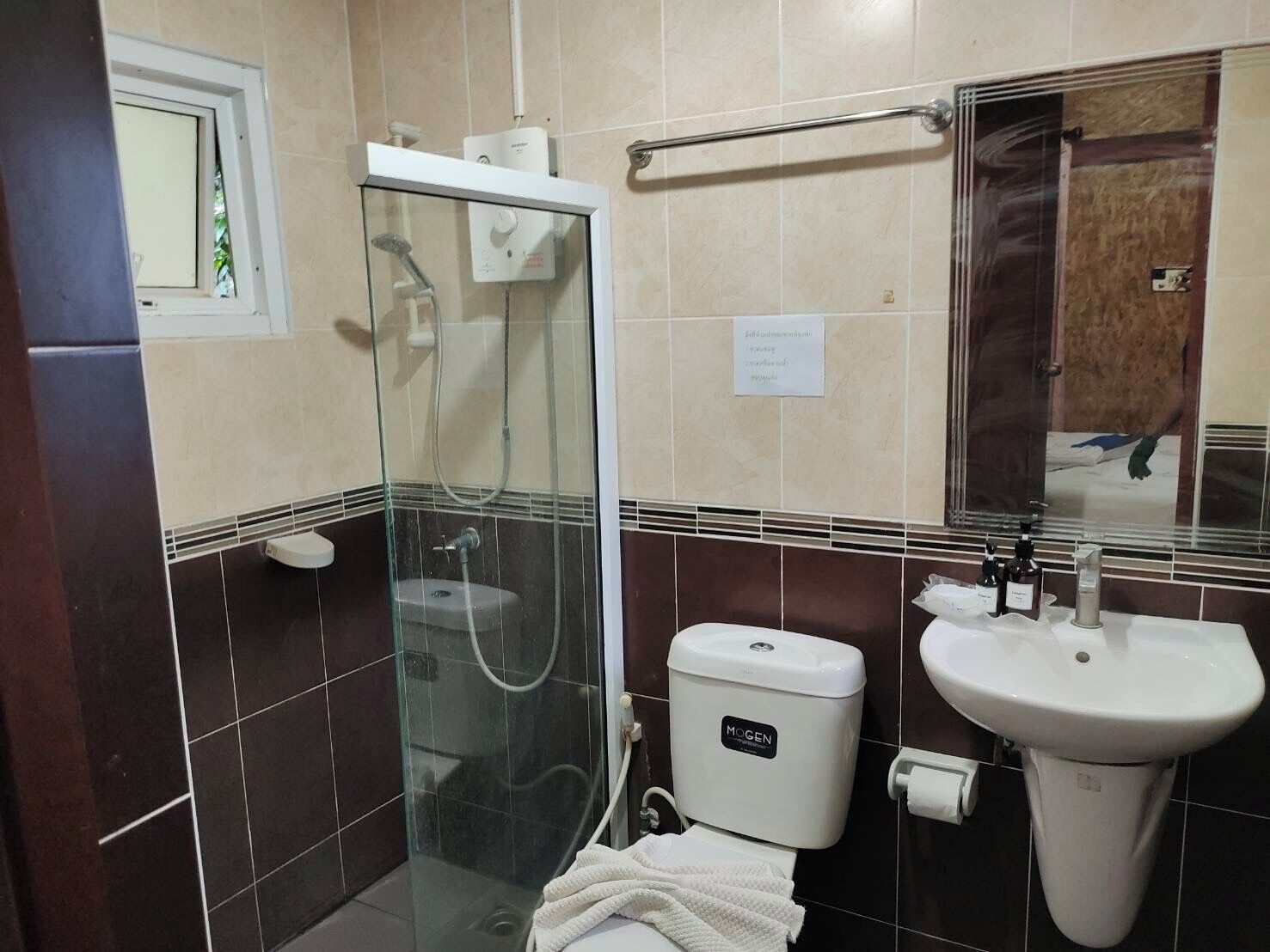Ducha, toallas, jabón, shampoo