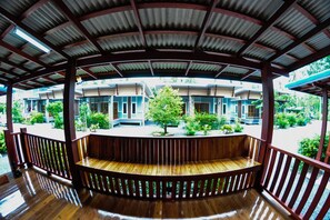 Desk, free WiFi - Phangpring Beach Resort (Tha Sala)