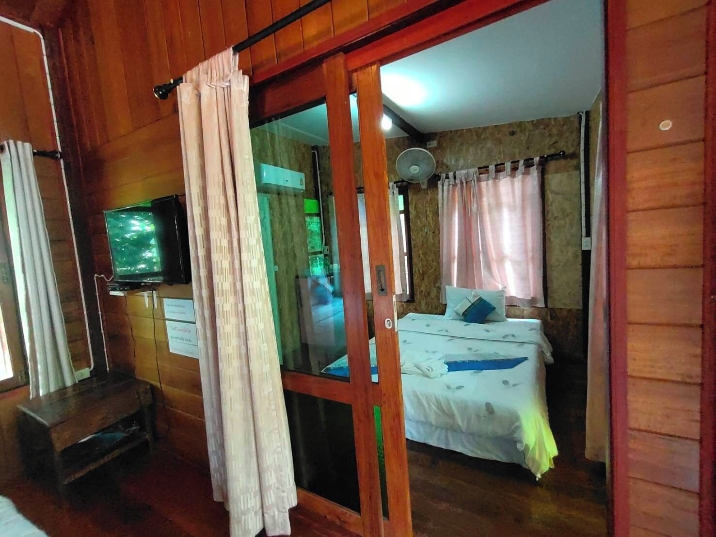 Standard Bungalow | Desk, free WiFi, bed sheets