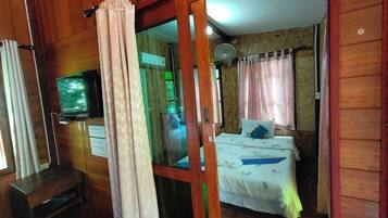 Standard Bungalow | Desk, free WiFi, bed sheets