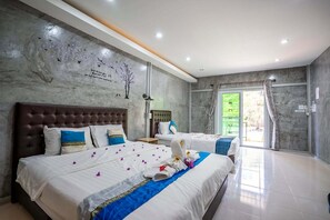 Habitación de hotel con dos camas, una pared de mármol y vistas al exterior.