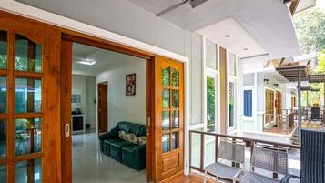 Family Villa | Desk, WiFi (free), bed sheets