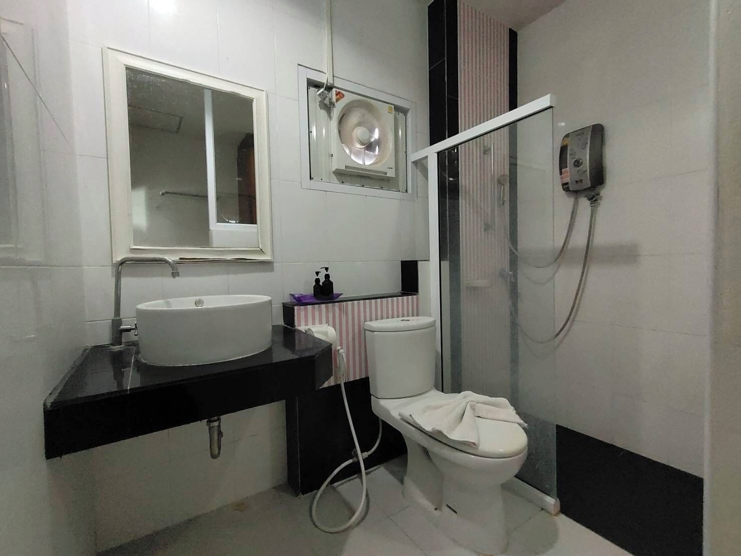 Family Villa | Bathroom | Shower, towels, soap, shampoo
