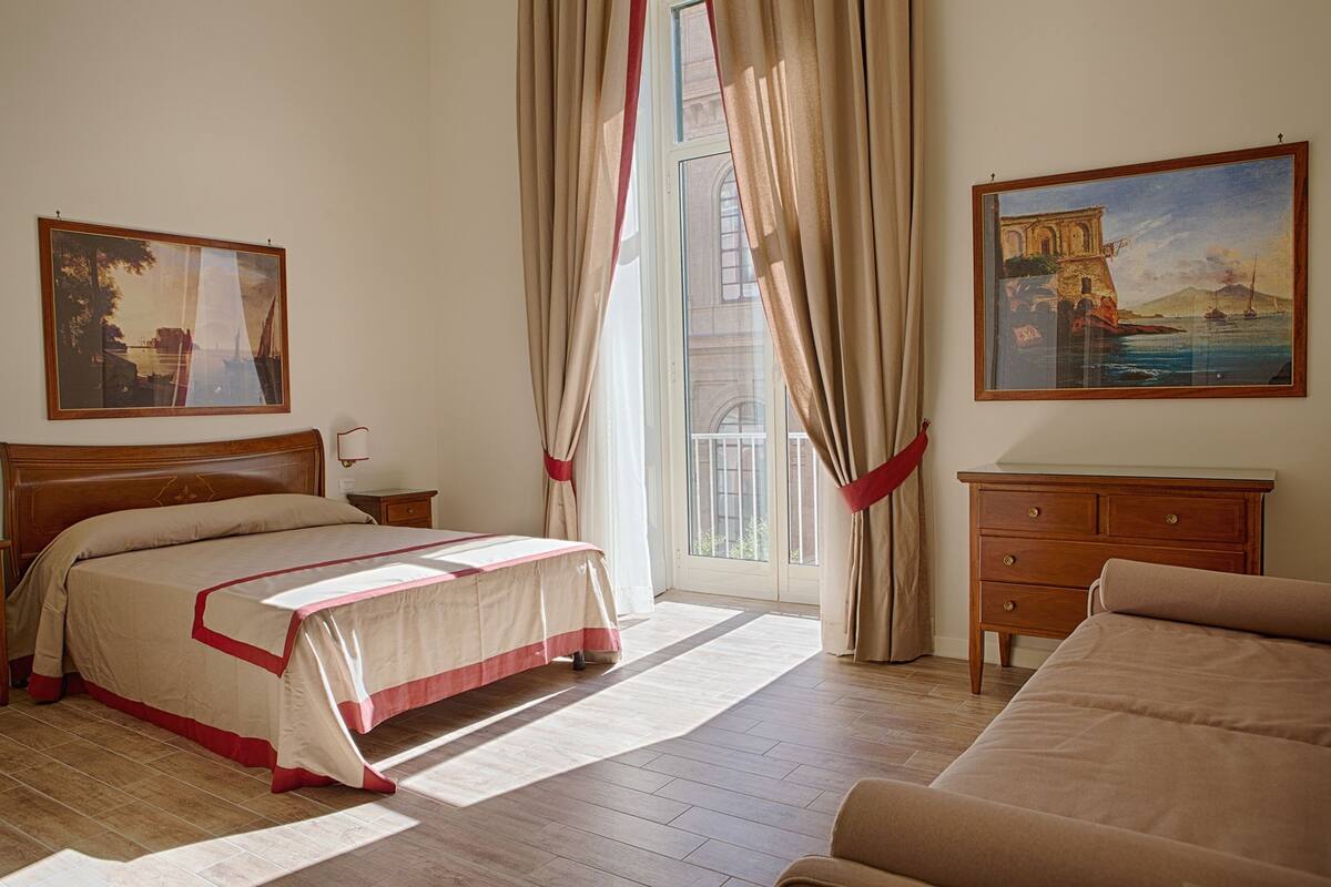 Habitación cuádruple Deluxe | Ropa de cama de alta calidad, edredón y minibar