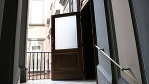 A staircase with a wooden door at the top, leading to a building with a balcony. - Dimora Delle Arti (Naples)