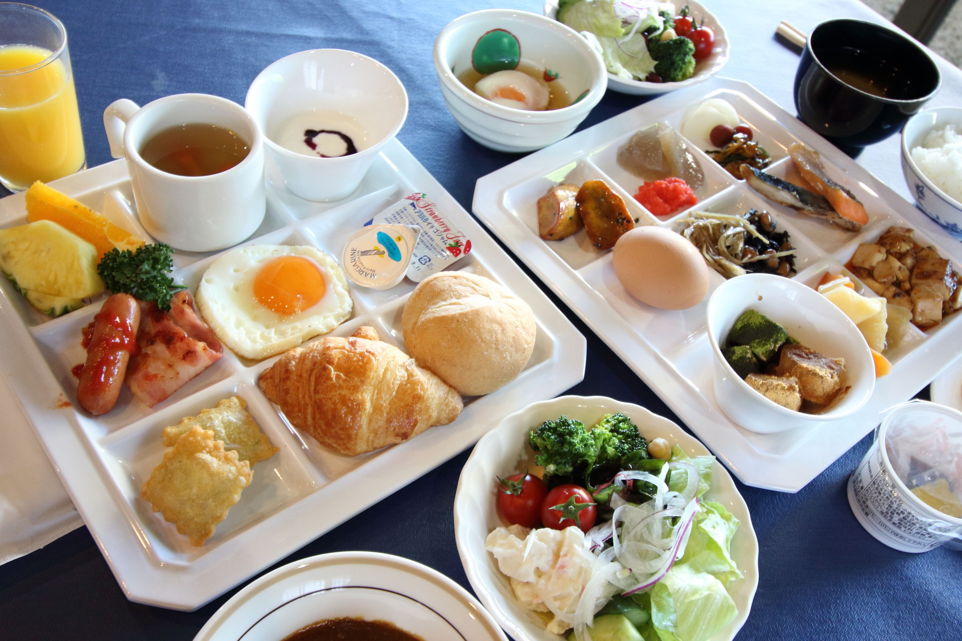 Un plateau de petit-déjeuner contenant divers aliments et boissons.