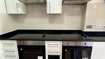 Hűtő a közös használatú helyiségben