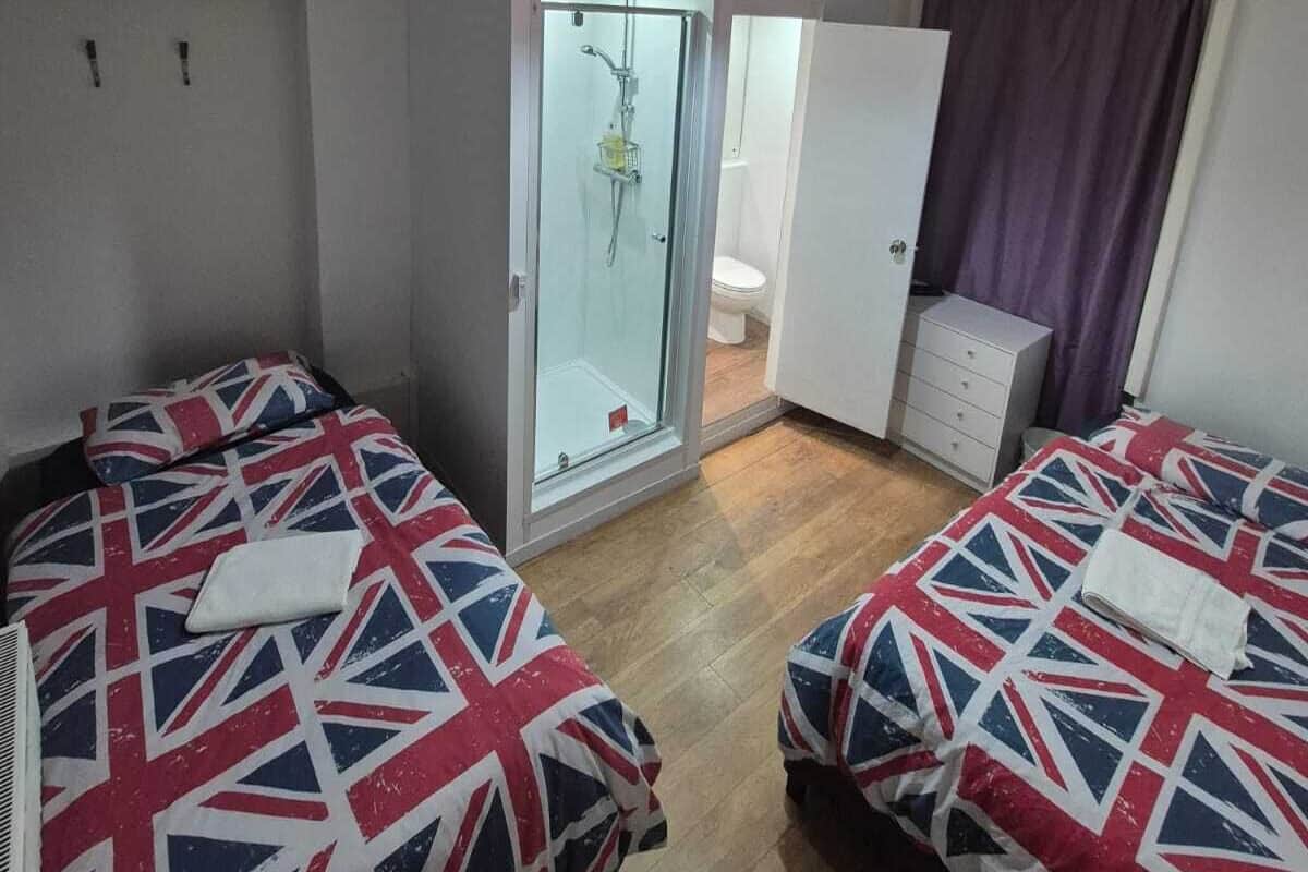 Chambre Standard avec lits jumeaux, salle de bains attenante | Équipements de la chambre
