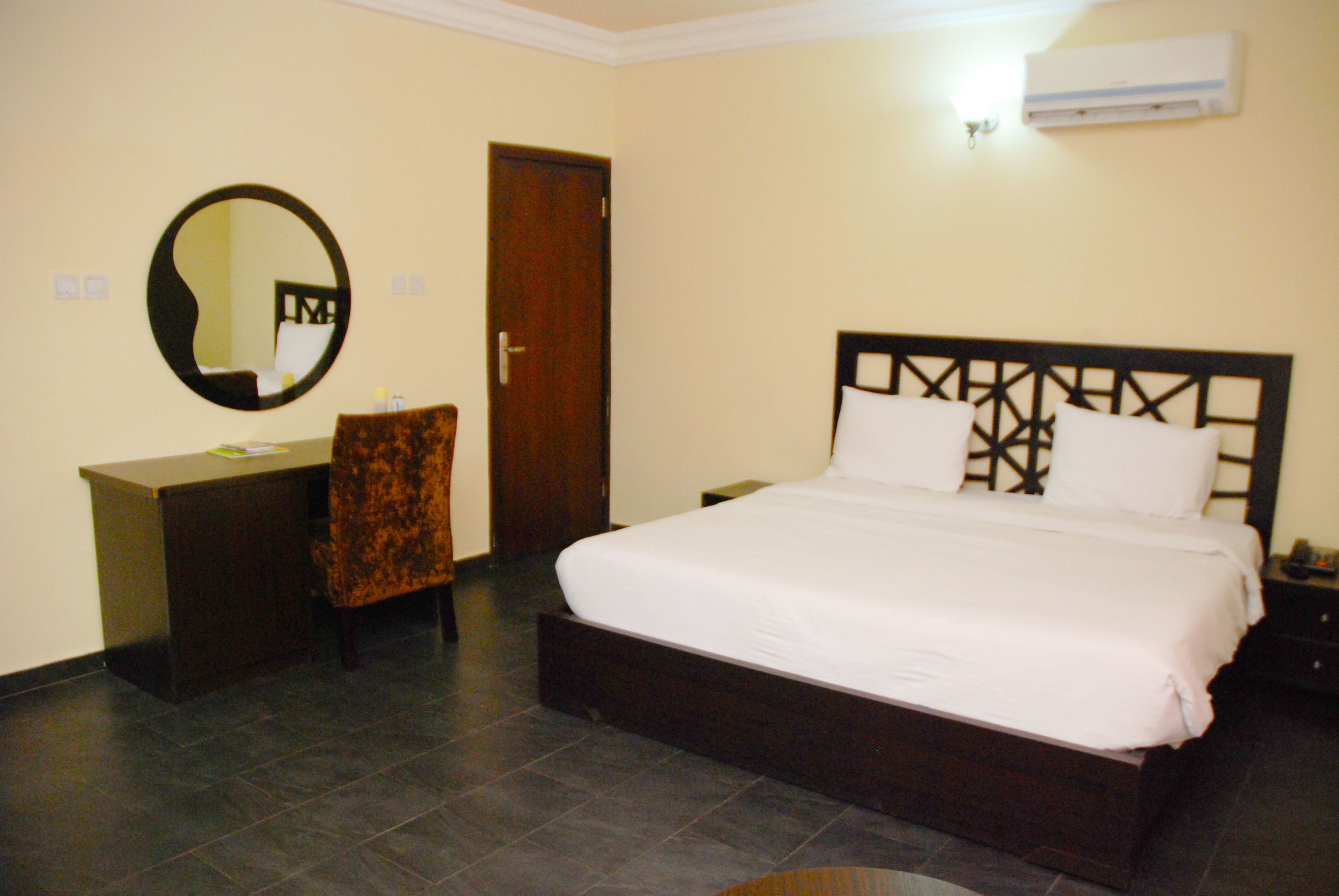 Literie de qualité supérieure, coffres-forts dans les chambres, bureau