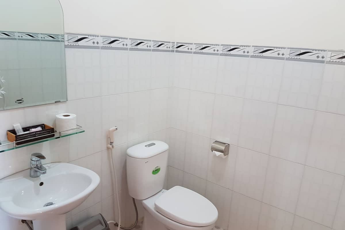 shower, free toiletries, hair dryer, slippers