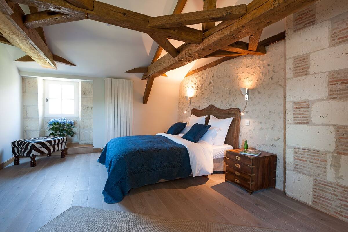 Premium bedding, minibar, desk, soundproofing