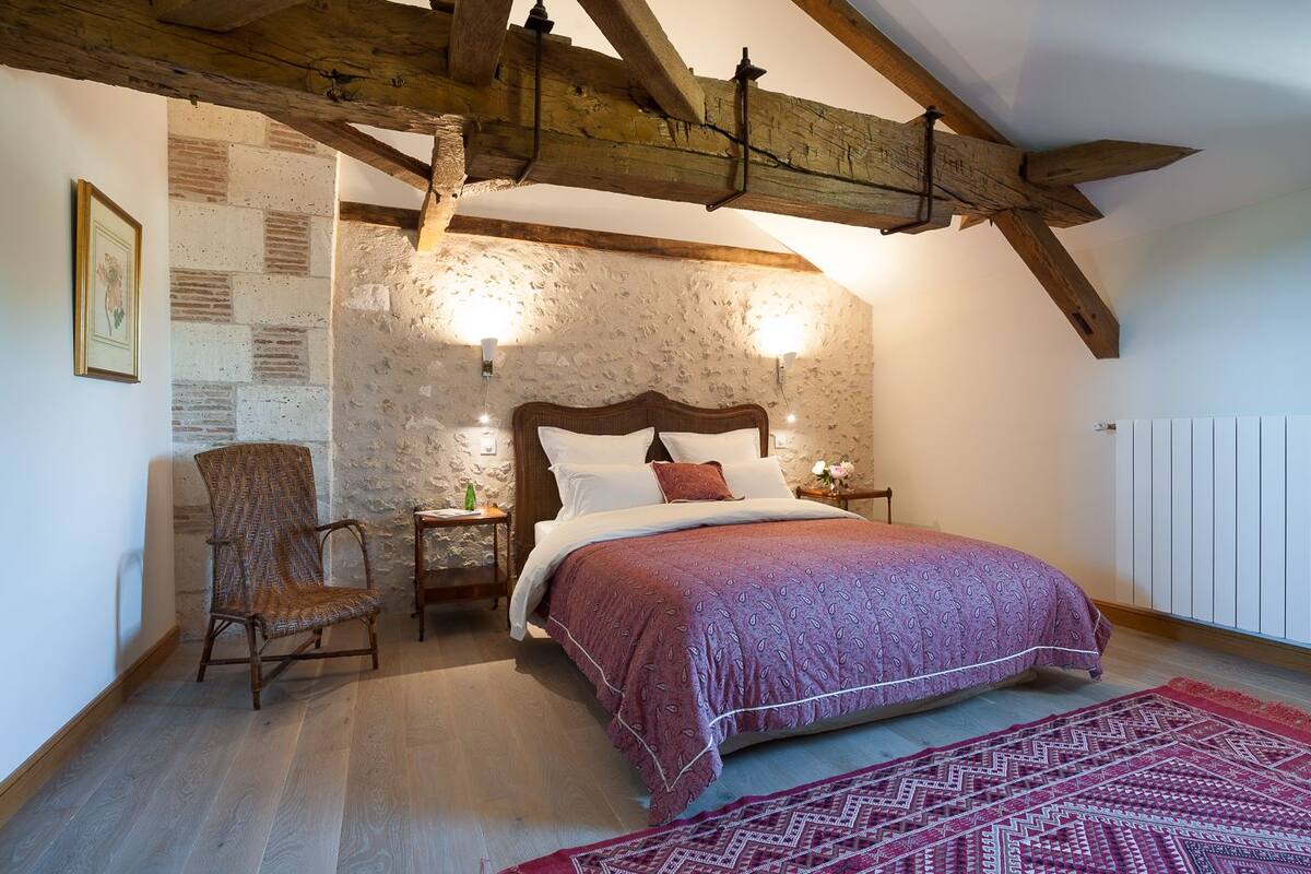 Premium bedding, minibar, desk, soundproofing
