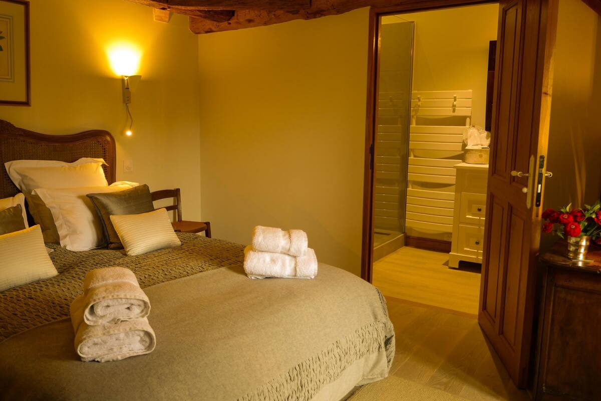 Premium bedding, minibar, desk, soundproofing
