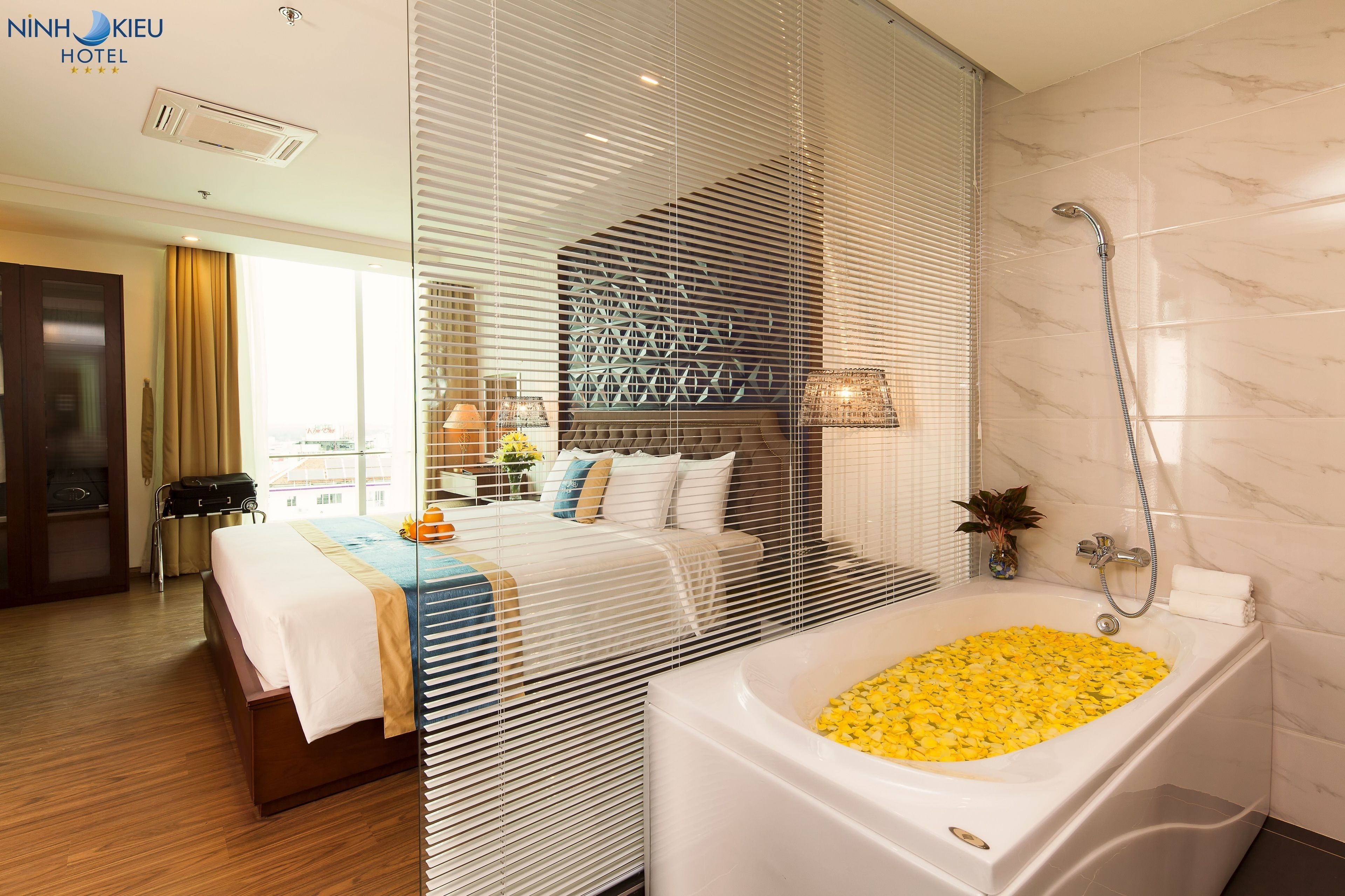 Premium Suite, Double Bed | Bathroom | Designer toiletries, hair dryer, bathrobes, slippers